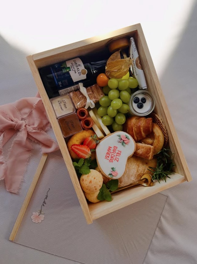 Cesta Petit Biscuit preparada com frutas, pães e doces
